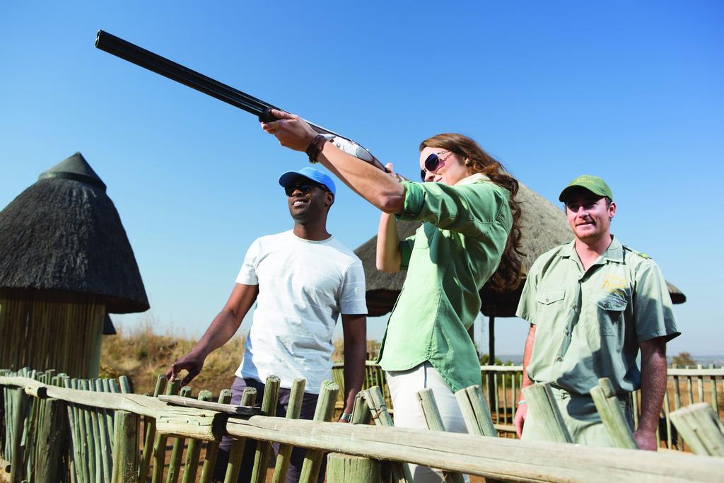 فندق ذا بالاس اوف ذا لوست سيتي أت صن سيتي ريزورت المظهر الخارجي الصورة A woman shooting a shotgun
