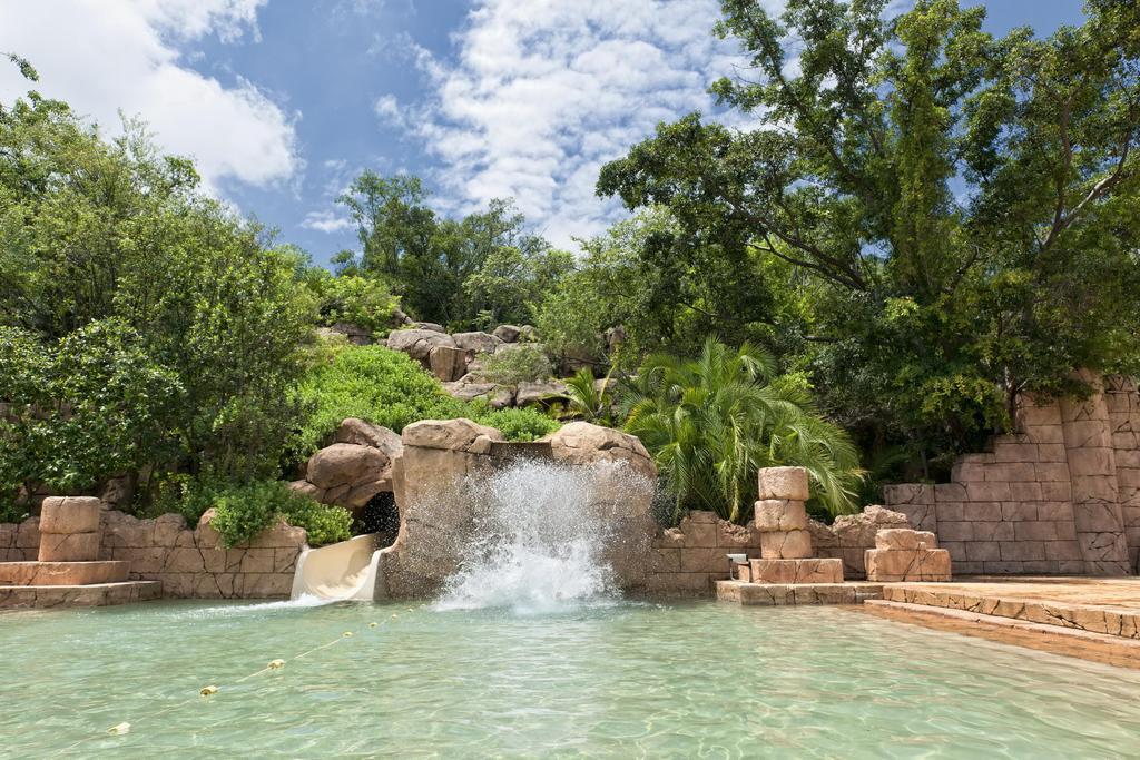 فندق ذا بالاس اوف ذا لوست سيتي أت صن سيتي ريزورت المظهر الخارجي الصورة The waterfall at the resort