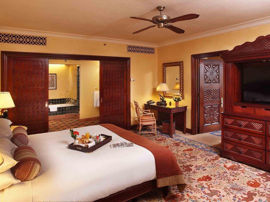 فندق ذا بالاس اوف ذا لوست سيتي أت صن سيتي ريزورت الغرفة الصورة A bedroom at the Taj Mahal Palace