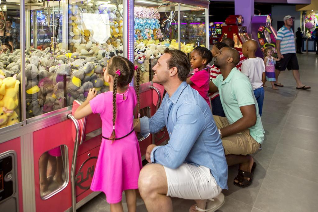 فندق ذا بالاس اوف ذا لوست سيتي أت صن سيتي ريزورت المظهر الخارجي الصورة People playing a crane game