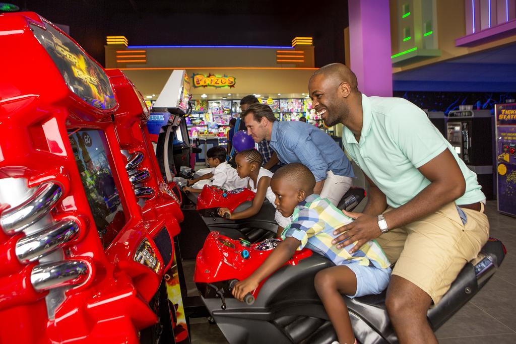 فندق ذا بالاس اوف ذا لوست سيتي أت صن سيتي ريزورت المظهر الخارجي الصورة A father and son playing a racing game at a Dave & Buster's
