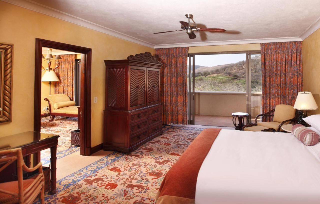فندق ذا بالاس اوف ذا لوست سيتي أت صن سيتي ريزورت الغرفة الصورة A bedroom at the Four Seasons Hotel in the Namib Desert